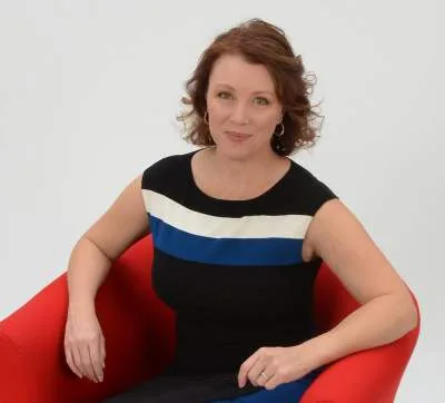 JULIE HOLMES